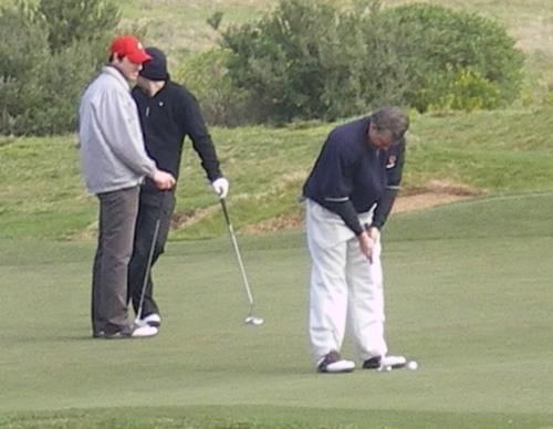 Boo_putts_on_1.JPG