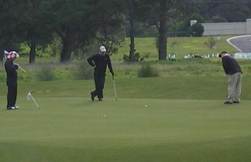 Willo_putts_on_6.JPG